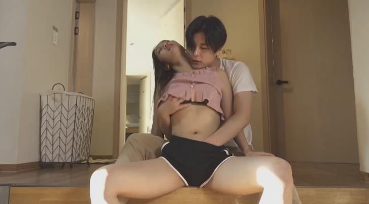 sex lanxinh yêu Tay em đang bận vịn mà anh cứ bắt cầm máy quay